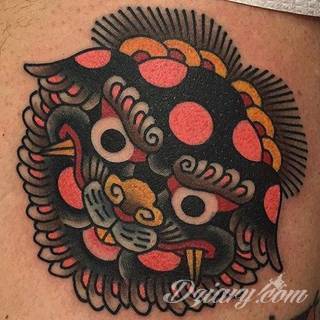 Tatuaże inspirowane Japonią oddają klimat kraju kwitnącej wiśni. Niepokoją kolorami, relaksują tonacją, pobudzają agresją płynącą wprost z niebezpiecznych oczu japońskich tygrysów. 