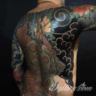 Tatuaże inspirowane Japonią oddają klimat kraju kwitnącej wiśni. Niepokoją kolorami, relaksują tonacją, pobudzają agresją płynącą wprost z niebezpiecznych oczu japońskich tygrysów. 