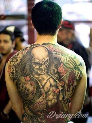 Tatuaże inspirowane Japonią oddają klimat kraju kwitnącej wiśni. Niepokoją kolorami, relaksują tonacją, pobudzają agresją płynącą wprost z niebezpiecznych oczu japońskich tygrysów. 