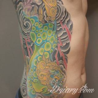 Tatuaże inspirowane Japonią oddają klimat kraju kwitnącej wiśni. Niepokoją kolorami, relaksują tonacją, pobudzają agresją płynącą wprost z niebezpiecznych oczu japońskich tygrysów. 