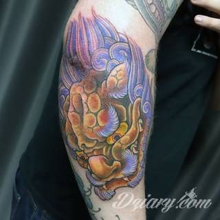 Tatuaże inspirowane Japonią oddają klimat kraju kwitnącej wiśni. Niepokoją kolorami, relaksują tonacją, pobudzają agresją płynącą wprost z niebezpiecznych oczu japońskich tygrysów. 