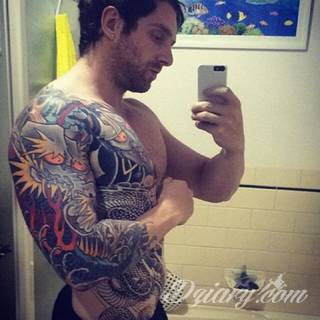 Tatuaże inspirowane Japonią oddają klimat kraju kwitnącej wiśni. Niepokoją kolorami, relaksują tonacją, pobudzają agresją płynącą wprost z niebezpiecznych oczu japońskich tygrysów. 