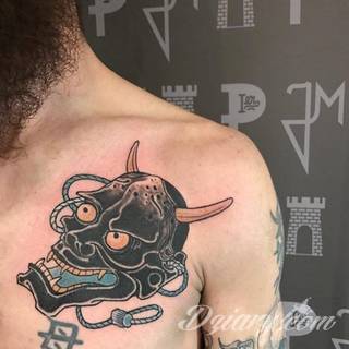 Tatuaże inspirowane Japonią oddają klimat kraju kwitnącej wiśni. Niepokoją kolorami, relaksują tonacją, pobudzają agresją płynącą wprost z niebezpiecznych oczu japońskich tygrysów. 