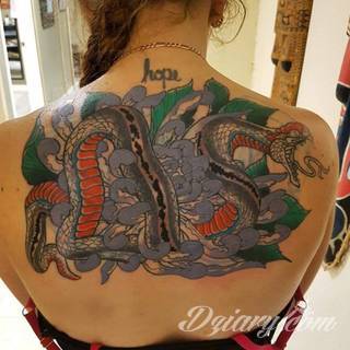 Tatuaże inspirowane Japonią oddają klimat kraju kwitnącej wiśni. Niepokoją kolorami, relaksują tonacją, pobudzają agresją płynącą wprost z niebezpiecznych oczu japońskich tygrysów. 