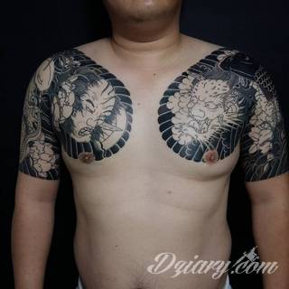 Tatuaże inspirowane Japonią oddają klimat kraju kwitnącej wiśni. Niepokoją kolorami, relaksują tonacją, pobudzają agresją płynącą wprost z niebezpiecznych oczu japońskich tygrysów. 