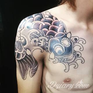 Tatuaże inspirowane Japonią oddają klimat kraju kwitnącej wiśni. Niepokoją kolorami, relaksują tonacją, pobudzają agresją płynącą wprost z niebezpiecznych oczu japońskich tygrysów. 