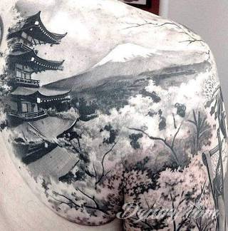 Tatuaże inspirowane Japonią oddają klimat kraju kwitnącej wiśni. Niepokoją kolorami, relaksują tonacją, pobudzają agresją płynącą wprost z niebezpiecznych oczu japońskich tygrysów. 