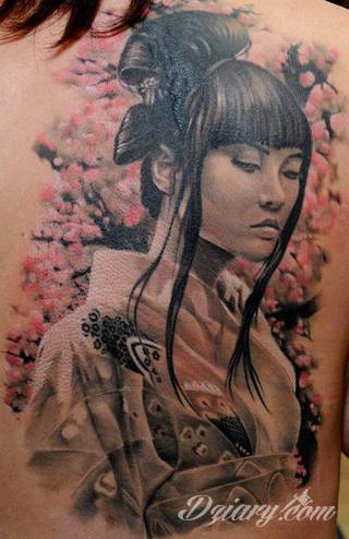 Tatuaże inspirowane Japonią oddają klimat kraju kwitnącej wiśni. Niepokoją kolorami, relaksują tonacją, pobudzają agresją płynącą wprost z niebezpiecznych oczu japońskich tygrysów. 