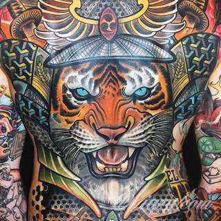 Tatuaże inspirowane Japonią oddają klimat kraju kwitnącej wiśni. Niepokoją kolorami, relaksują tonacją, pobudzają agresją płynącą wprost z niebezpiecznych oczu japońskich tygrysów. 