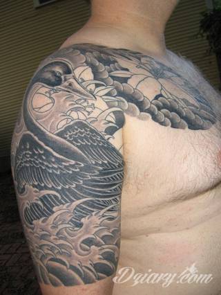 Tatuaże inspirowane Japonią oddają klimat kraju kwitnącej wiśni. Niepokoją kolorami, relaksują tonacją, pobudzają agresją płynącą wprost z niebezpiecznych oczu japońskich tygrysów. 