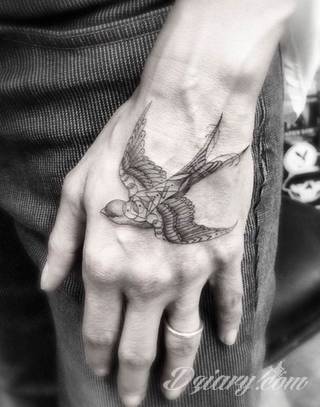 Ptak na skórze uosabia wolność i swobodę; tatuaże odwzorowujące jaskółki zachwycają lekkością i niebanalną kolorystyką. To grafiki zarówno o dużej dozie realizmu jak i będące motywami opartymi na fantazji twórców. 