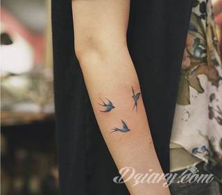 Ptak na skórze uosabia wolność i swobodę; tatuaże odwzorowujące jaskółki zachwycają lekkością i niebanalną kolorystyką. To grafiki zarówno o dużej dozie realizmu jak i będące motywami opartymi na fantazji twórców. 