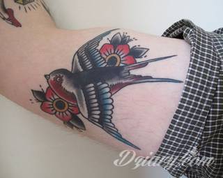 Ptak na skórze uosabia wolność i swobodę; tatuaże odwzorowujące jaskółki zachwycają lekkością i niebanalną kolorystyką. To grafiki zarówno o dużej dozie realizmu jak i będące motywami opartymi na fantazji twórców. 