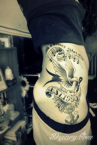 Ptak na skórze uosabia wolność i swobodę; tatuaże odwzorowujące jaskółki zachwycają lekkością i niebanalną kolorystyką. To grafiki zarówno o dużej dozie realizmu jak i będące motywami opartymi na fantazji twórców. 