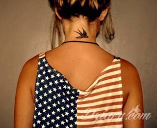 Ptak na skórze uosabia wolność i swobodę; tatuaże odwzorowujące jaskółki zachwycają lekkością i niebanalną kolorystyką. To grafiki zarówno o dużej dozie realizmu jak i będące motywami opartymi na fantazji twórców. 