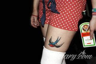 Ptak na skórze uosabia wolność i swobodę; tatuaże odwzorowujące jaskółki zachwycają lekkością i niebanalną kolorystyką. To grafiki zarówno o dużej dozie realizmu jak i będące motywami opartymi na fantazji twórców. 