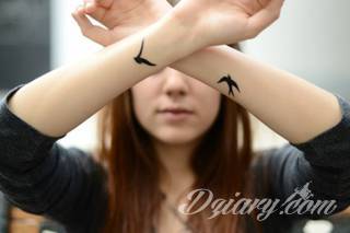 Ptak na skórze uosabia wolność i swobodę; tatuaże odwzorowujące jaskółki zachwycają lekkością i niebanalną kolorystyką. To grafiki zarówno o dużej dozie realizmu jak i będące motywami opartymi na fantazji twórców. 