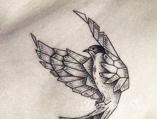 Ptak na skórze uosabia wolność i swobodę; tatuaże odwzorowujące jaskółki zachwycają lekkością i niebanalną kolorystyką. To grafiki zarówno o dużej dozie realizmu jak i będące motywami opartymi na fantazji twórców. 