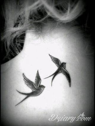 Ptak na skórze uosabia wolność i swobodę; tatuaże odwzorowujące jaskółki zachwycają lekkością i niebanalną kolorystyką. To grafiki zarówno o dużej dozie realizmu jak i będące motywami opartymi na fantazji twórców. 