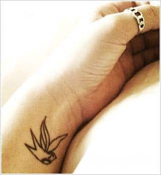 Ptak na skórze uosabia wolność i swobodę; tatuaże odwzorowujące jaskółki zachwycają lekkością i niebanalną kolorystyką. To grafiki zarówno o dużej dozie realizmu jak i będące motywami opartymi na fantazji twórców. 