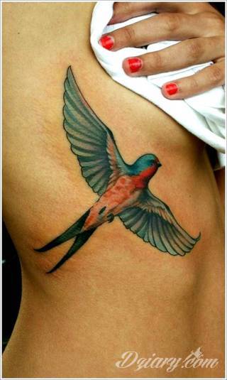 Ptak na skórze uosabia wolność i swobodę; tatuaże odwzorowujące jaskółki zachwycają lekkością i niebanalną kolorystyką. To grafiki zarówno o dużej dozie realizmu jak i będące motywami opartymi na fantazji twórców. 