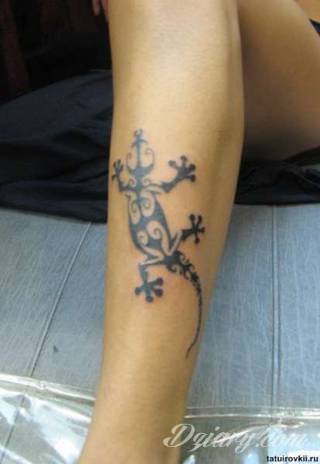 Tatuaże zwierzęce o motywie, który zachwyca od lat. Jaszczurki - groźne, niczym z filmów science fiction jak i te symboliczne - efektownie zdobią skóry mężczyzn i kobiet. Świetnie sprawdzają się m.in. na łopatkach. 