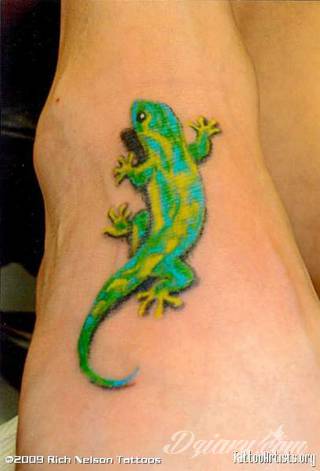 Tatuaże zwierzęce o motywie, który zachwyca od lat. Jaszczurki - groźne, niczym z filmów science fiction jak i te symboliczne - efektownie zdobią skóry mężczyzn i kobiet. Świetnie sprawdzają się m.in. na łopatkach. 