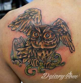Tatuaże zwierzęce o motywie, który zachwyca od lat. Jaszczurki - groźne, niczym z filmów science fiction jak i te symboliczne - efektownie zdobią skóry mężczyzn i kobiet. Świetnie sprawdzają się m.in. na łopatkach. 
