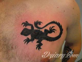 Tatuaże zwierzęce o motywie, który zachwyca od lat. Jaszczurki - groźne, niczym z filmów science fiction jak i te symboliczne - efektownie zdobią skóry mężczyzn i kobiet. Świetnie sprawdzają się m.in. na łopatkach. 