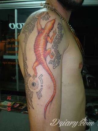 Tatuaże zwierzęce o motywie, który zachwyca od lat. Jaszczurki - groźne, niczym z filmów science fiction jak i te symboliczne - efektownie zdobią skóry mężczyzn i kobiet. Świetnie sprawdzają się m.in. na łopatkach. 