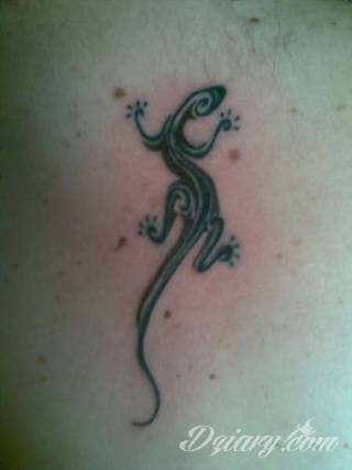 Tatuaże zwierzęce o motywie, który zachwyca od lat. Jaszczurki - groźne, niczym z filmów science fiction jak i te symboliczne - efektownie zdobią skóry mężczyzn i kobiet. Świetnie sprawdzają się m.in. na łopatkach. 