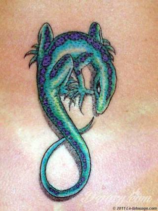 Tatuaże zwierzęce o motywie, który zachwyca od lat. Jaszczurki - groźne, niczym z filmów science fiction jak i te symboliczne - efektownie zdobią skóry mężczyzn i kobiet. Świetnie sprawdzają się m.in. na łopatkach. 