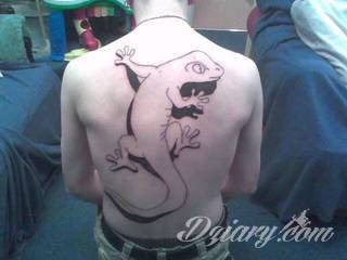 Tatuaże zwierzęce o motywie, który zachwyca od lat. Jaszczurki - groźne, niczym z filmów science fiction jak i te symboliczne - efektownie zdobią skóry mężczyzn i kobiet. Świetnie sprawdzają się m.in. na łopatkach. 