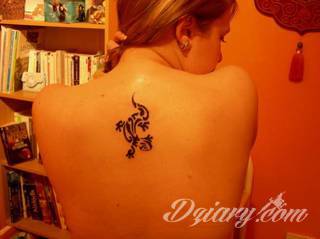 Tatuaże zwierzęce o motywie, który zachwyca od lat. Jaszczurki - groźne, niczym z filmów science fiction jak i te symboliczne - efektownie zdobią skóry mężczyzn i kobiet. Świetnie sprawdzają się m.in. na łopatkach. 