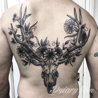 Skomplikowane graficznie projekty tatuaży dla odważnych. Jeleń doskonale pasuje m.in. do podkreślenia karku, ale sprawdzi się też jako symboliczne rozgałęzienie palców dłoni. 
