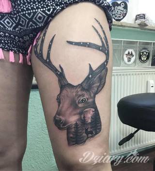 Skomplikowane graficznie projekty tatuaży dla odważnych. Jeleń doskonale pasuje m.in. do podkreślenia karku, ale sprawdzi się też jako symboliczne rozgałęzienie palców dłoni. 
