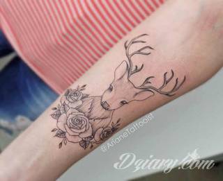 Skomplikowane graficznie projekty tatuaży dla odważnych. Jeleń doskonale pasuje m.in. do podkreślenia karku, ale sprawdzi się też jako symboliczne rozgałęzienie palców dłoni. 