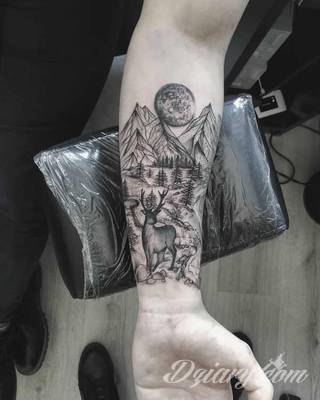 Skomplikowane graficznie projekty tatuaży dla odważnych. Jeleń doskonale pasuje m.in. do podkreślenia karku, ale sprawdzi się też jako symboliczne rozgałęzienie palców dłoni. 