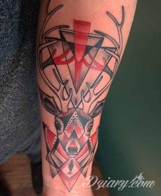 Skomplikowane graficznie projekty tatuaży dla odważnych. Jeleń doskonale pasuje m.in. do podkreślenia karku, ale sprawdzi się też jako symboliczne rozgałęzienie palców dłoni. 