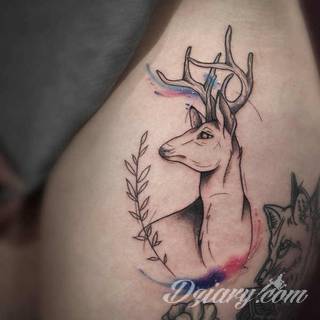 Skomplikowane graficznie projekty tatuaży dla odważnych. Jeleń doskonale pasuje m.in. do podkreślenia karku, ale sprawdzi się też jako symboliczne rozgałęzienie palców dłoni. 
