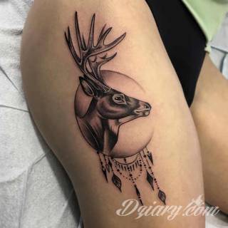Skomplikowane graficznie projekty tatuaży dla odważnych. Jeleń doskonale pasuje m.in. do podkreślenia karku, ale sprawdzi się też jako symboliczne rozgałęzienie palców dłoni. 