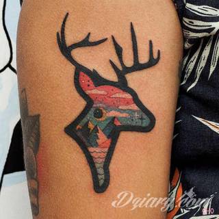 Skomplikowane graficznie projekty tatuaży dla odważnych. Jeleń doskonale pasuje m.in. do podkreślenia karku, ale sprawdzi się też jako symboliczne rozgałęzienie palców dłoni. 