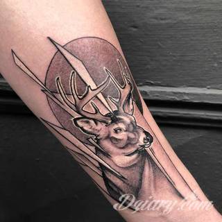 Skomplikowane graficznie projekty tatuaży dla odważnych. Jeleń doskonale pasuje m.in. do podkreślenia karku, ale sprawdzi się też jako symboliczne rozgałęzienie palców dłoni. 