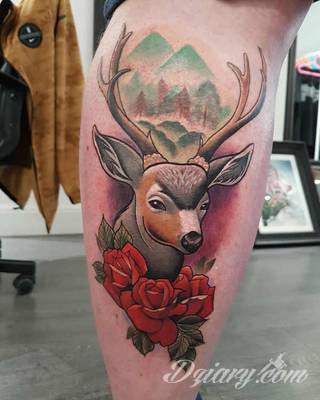 Skomplikowane graficznie projekty tatuaży dla odważnych. Jeleń doskonale pasuje m.in. do podkreślenia karku, ale sprawdzi się też jako symboliczne rozgałęzienie palców dłoni. 