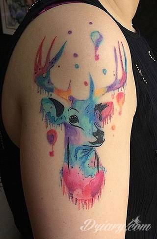 Skomplikowane graficznie projekty tatuaży dla odważnych. Jeleń doskonale pasuje m.in. do podkreślenia karku, ale sprawdzi się też jako symboliczne rozgałęzienie palców dłoni. 