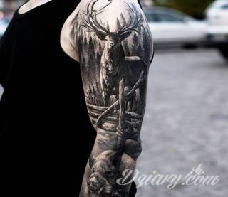 Skomplikowane graficznie projekty tatuaży dla odważnych. Jeleń doskonale pasuje m.in. do podkreślenia karku, ale sprawdzi się też jako symboliczne rozgałęzienie palców dłoni. 