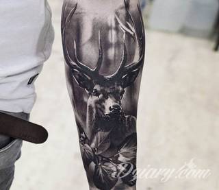 Skomplikowane graficznie projekty tatuaży dla odważnych. Jeleń doskonale pasuje m.in. do podkreślenia karku, ale sprawdzi się też jako symboliczne rozgałęzienie palców dłoni. 