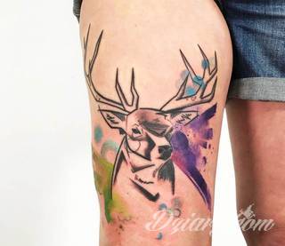 Skomplikowane graficznie projekty tatuaży dla odważnych. Jeleń doskonale pasuje m.in. do podkreślenia karku, ale sprawdzi się też jako symboliczne rozgałęzienie palców dłoni. 
