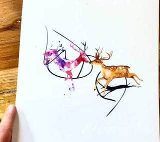 Skomplikowane graficznie projekty tatuaży dla odważnych. Jeleń doskonale pasuje m.in. do podkreślenia karku, ale sprawdzi się też jako symboliczne rozgałęzienie palców dłoni. 