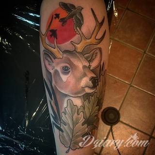 Skomplikowane graficznie projekty tatuaży dla odważnych. Jeleń doskonale pasuje m.in. do podkreślenia karku, ale sprawdzi się też jako symboliczne rozgałęzienie palców dłoni. 